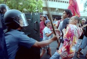 Human rights activists clash with police in Manila+